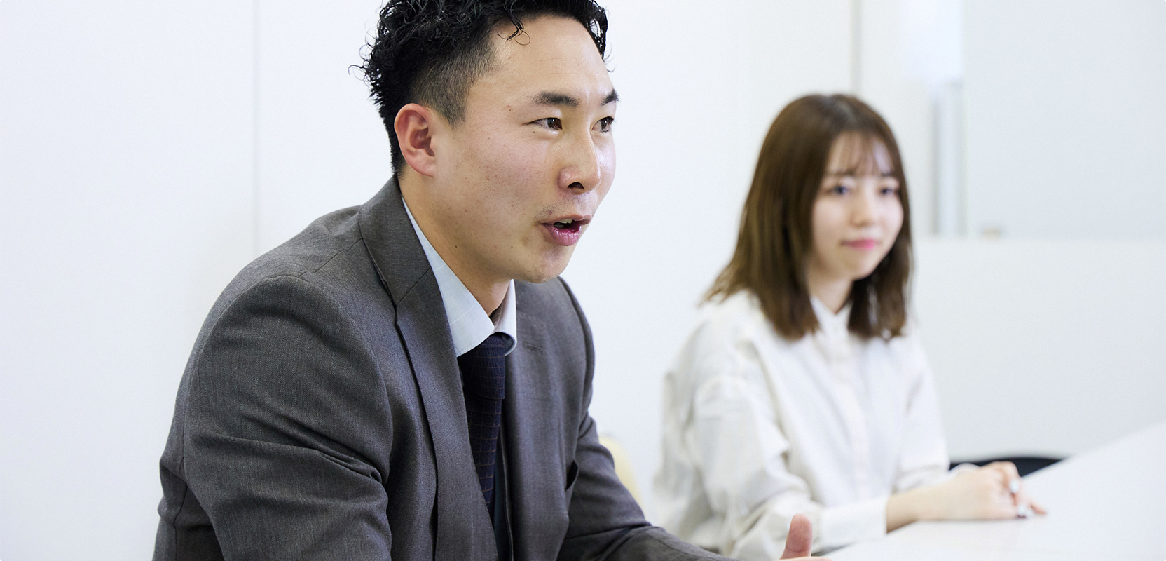 インタビュー写真。左からH.T、H.S