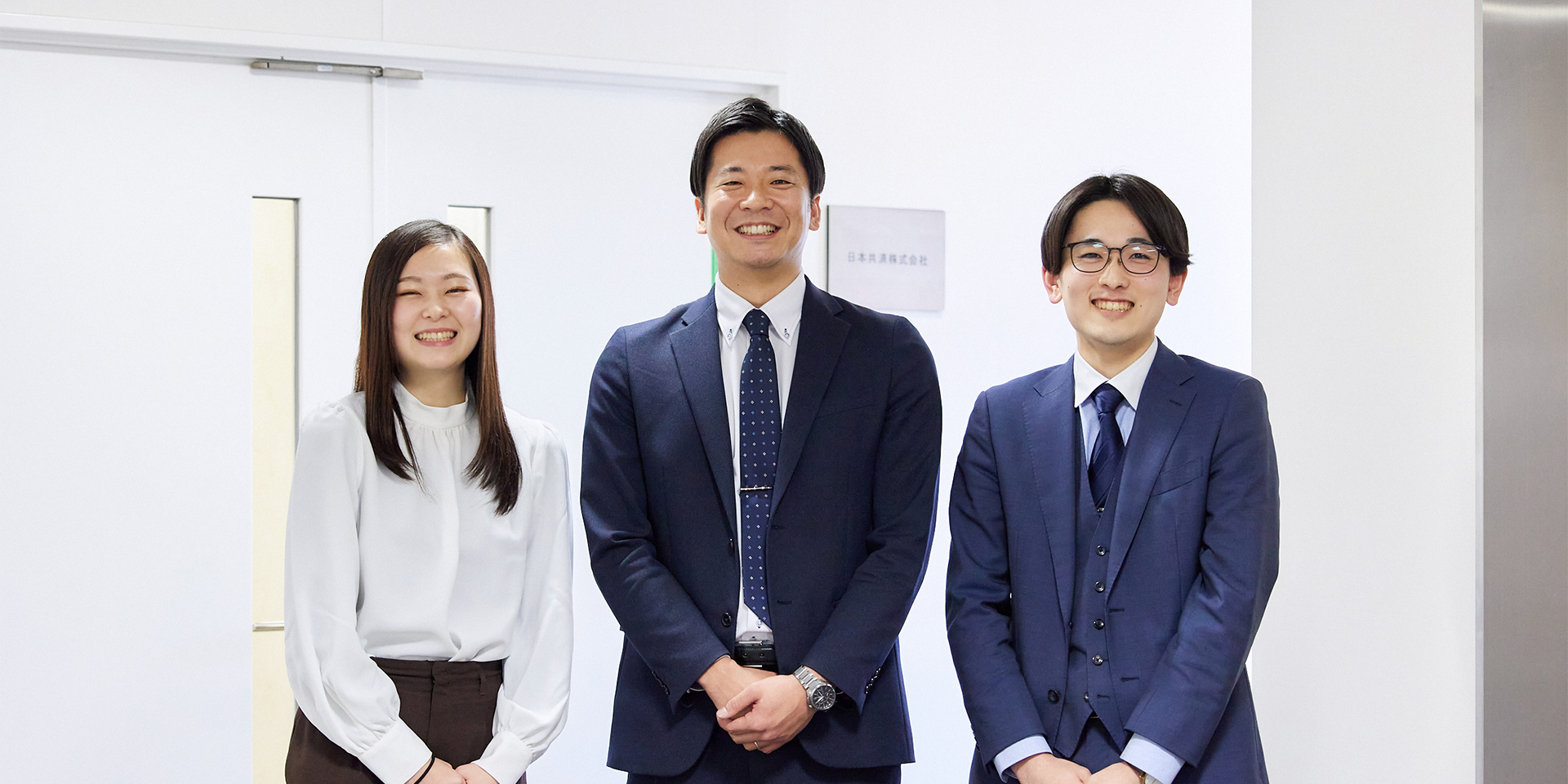 これから意見を交わす3名の社員の写真