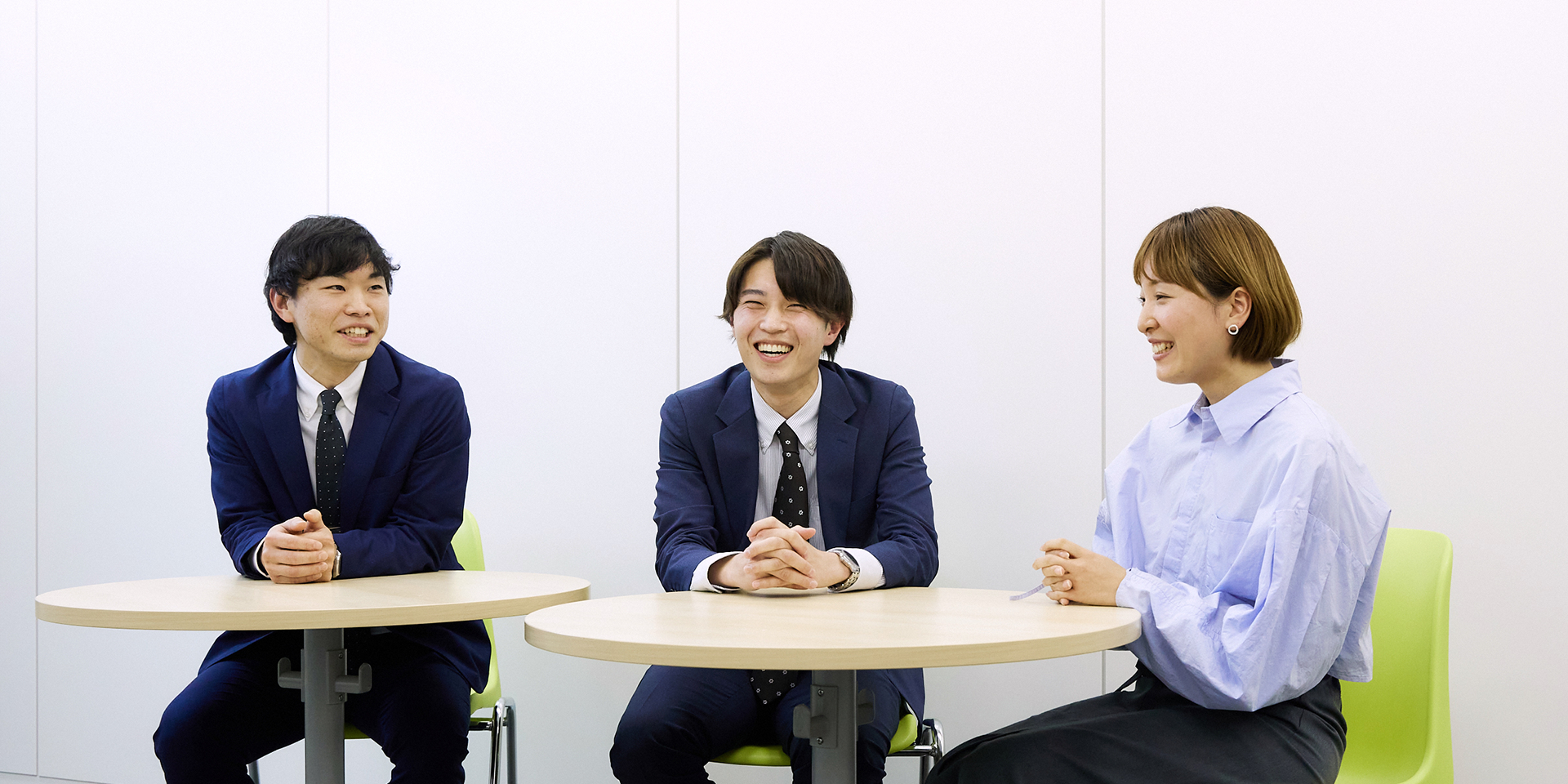 これから意見を交わす3名の社員の写真